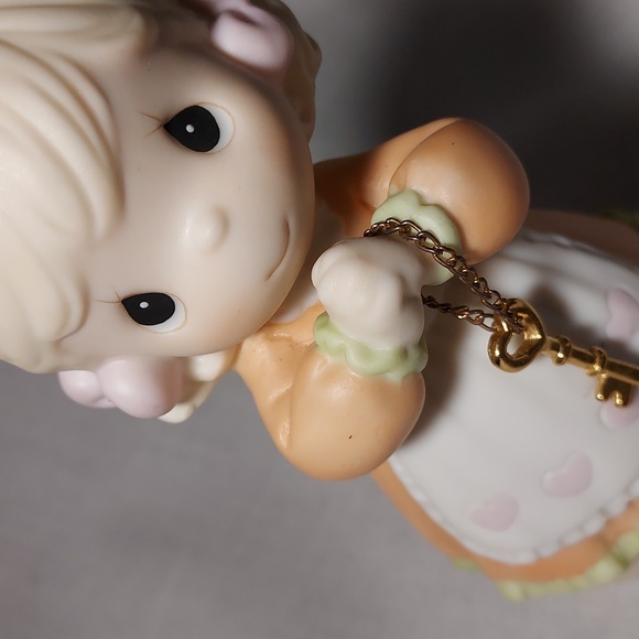 Vintage 1998 Precious Moments "Love Is The Key" Figurine in Original Box - Picture 2 of 8